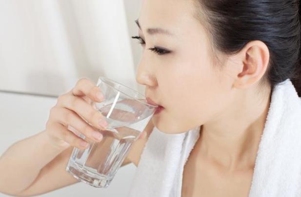 多喝水可以降尿酸吗 稀释血液 利尿排毒 2000-3000ml/天