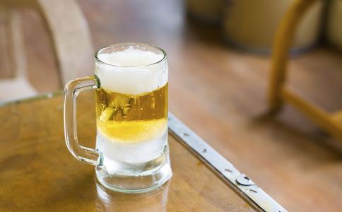喝啤酒配海鲜好吗 喝啤酒要注意什么 喝啤酒配海鲜会引发痛风吗