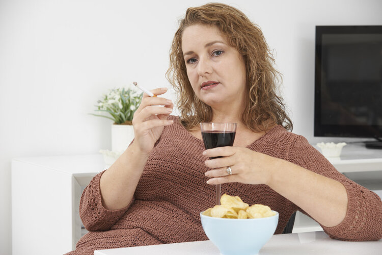 提醒：喝骨头汤不补钙，5种偷钙食物要少吃