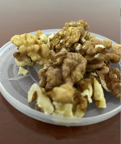 肚子胀气能不能吃核桃,吃核桃仁会不会引起腹胀,核桃油腻不易消化!