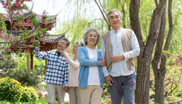 人老了，最硬的底牌：不是钱，不是情，而是这几个字
