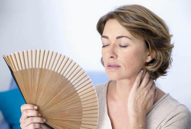 女性更年期“刚开始”和“快结束”，分别有啥表现？建议了解一下