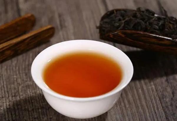 泡红茶注意事项有哪些？女人喝红茶的功效有哪些？