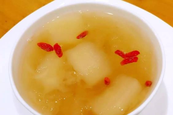 冰糖雪梨的功效与作用 滋阴润肺 养胃生津 祛除痰热