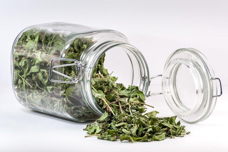 经常喝酒吸烟的人，若平时也常喝茶的话，茶水能降低烟酒伤害吗？