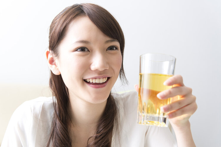 经常喝酒吸烟的人，若平时也常喝茶的话，茶水能降低烟酒伤害吗？