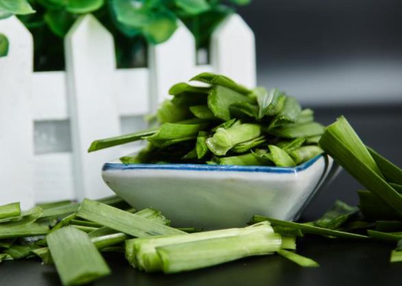 吃韭菜口臭怎么回事 硫化丙烯形成异味