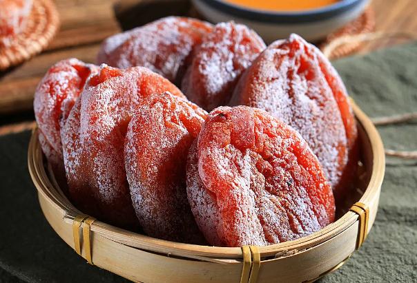 柿饼是直接吃还是洗洗再吃？柿饼颜色发黑正常吗？
