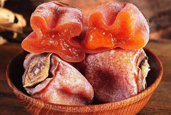 柿饼是直接吃还是洗洗再吃？柿饼颜色发黑正常吗？