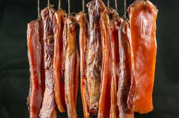 腊肉发霉洗干净还能继续吃吗？腊肉白霜和发霉的区别是什么？