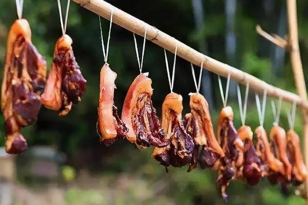腊肉发霉洗干净还能继续吃吗？腊肉白霜和发霉的区别是什么？