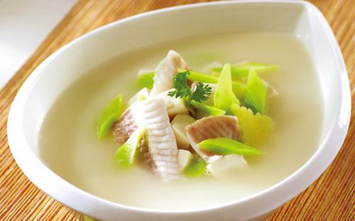 芥兰鱼片汤的食谱疗法