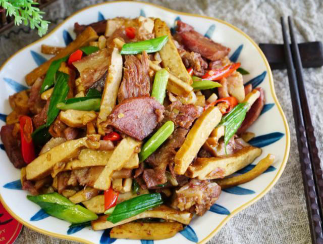 猪头肉炒什么菜比较好吃？分享5种炒菜组合，香气诱人，好吃美味
