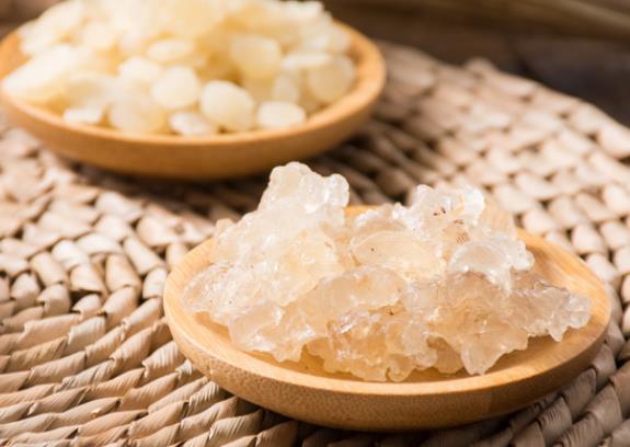 雪燕的做法与吃法 加老冰糖红枣枸杞银耳皂角米等炖