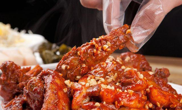 医生劝告：这3种食物吃多了，小心得胃癌，很多人不听劝顿顿都吃