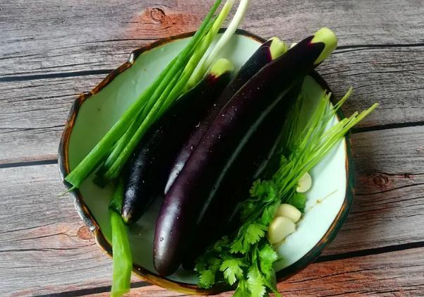 茄子里面有籽了还能吃吗？茄子里面的籽黑了能吃吗？