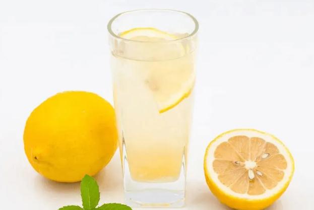 柠檬水可以喝隔夜的吗？柠檬水有什么危害？