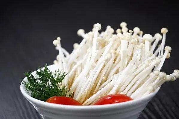 如何挑选金针菇？金针菇有什么营养价值？