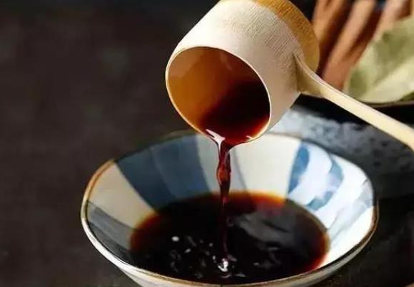 生抽和老抽酱油哪个好 区别体现在颜色上