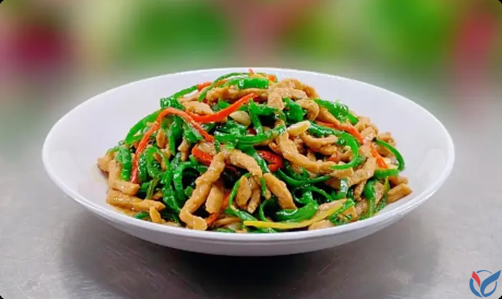 青椒炒肉的秘诀，做法很简单，肉丝滑嫩不柴，辣椒干香入味！