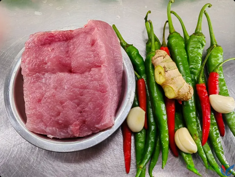 青椒炒肉的秘诀，做法很简单，肉丝滑嫩不柴，辣椒干香入味！