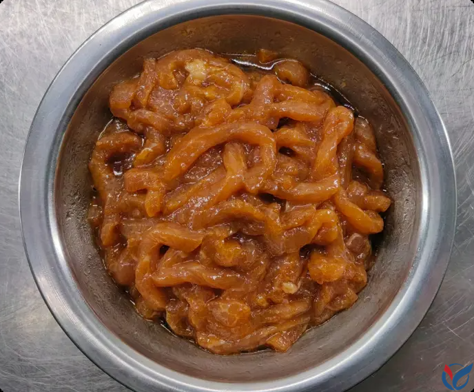 青椒炒肉的秘诀，做法很简单，肉丝滑嫩不柴，辣椒干香入味！