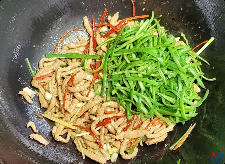 青椒炒肉的秘诀，做法很简单，肉丝滑嫩不柴，辣椒干香入味！