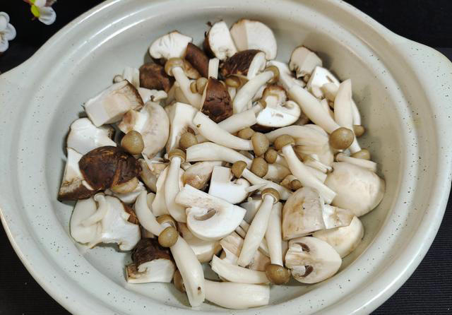 还是喜欢这样炖一锅，多种食材一口鲜香，滑嫩解馋、下饭无敌了