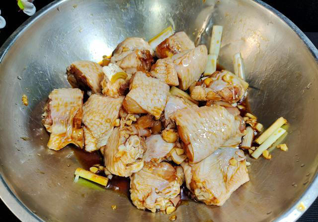 还是喜欢这样炖一锅，多种食材一口鲜香，滑嫩解馋、下饭无敌了