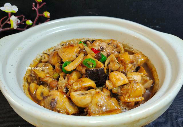 还是喜欢这样炖一锅，多种食材一口鲜香，滑嫩解馋、下饭无敌了