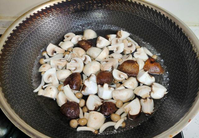 还是喜欢这样炖一锅，多种食材一口鲜香，滑嫩解馋、下饭无敌了