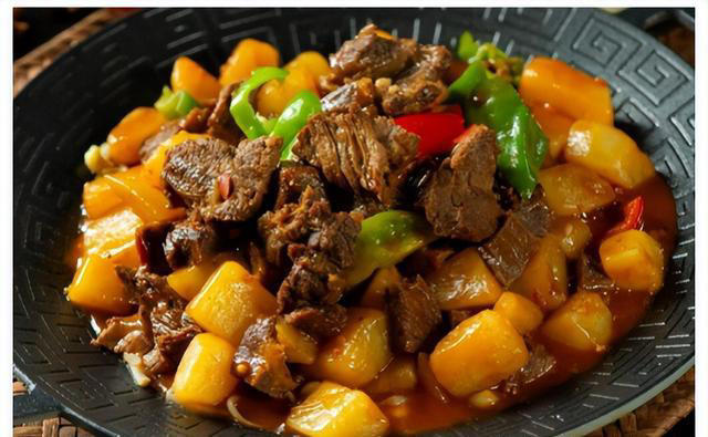 土豆炖牛肉，牛肉软烂入味，土豆绵软香甜，汤汁浓郁，营养丰富