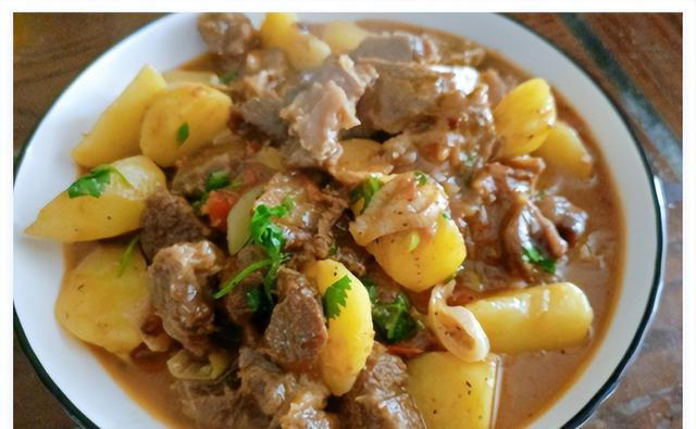 土豆炖牛肉，牛肉软烂入味，土豆绵软香甜，汤汁浓郁，营养丰富