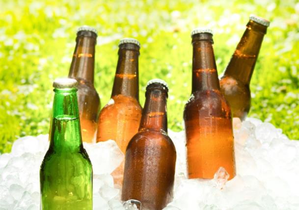 啤酒过期了没开封还能喝吗 颜色变深浑浊沉淀味道奇怪不能喝