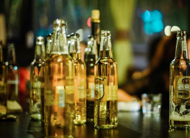 啤酒喝几瓶会醉 体重50公斤,625毫升/天即可
