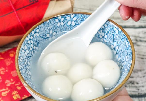 汤圆怎么样才算是熟了 糯米面皮煮7分钟左右浮起来即可