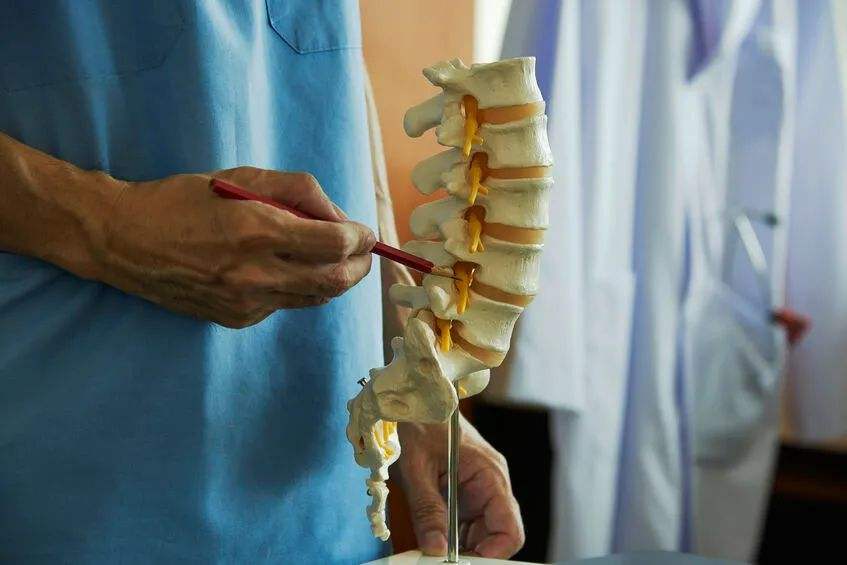 腰间盘突出的症状有哪些具体表现？这6个症状提示你