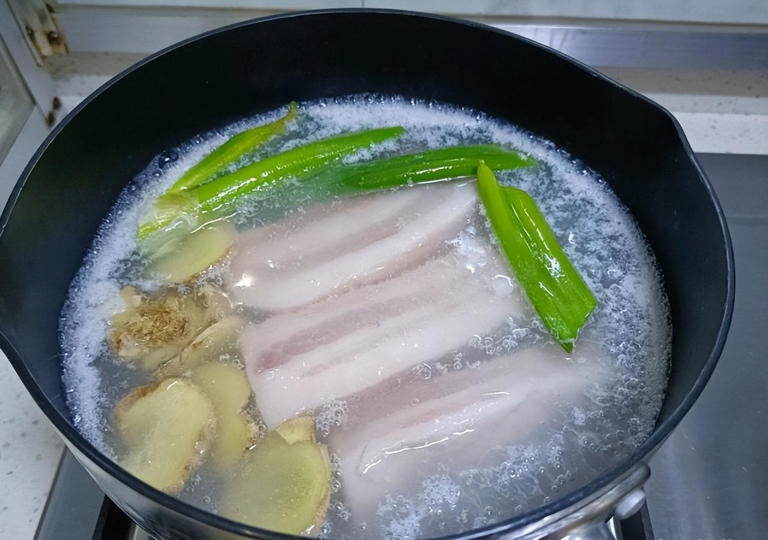 炖肉炖排骨，调料越多越难吃，牢记“2放3不放”，软烂入味吃着香