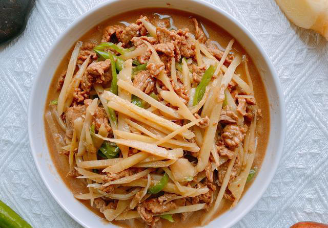 “夏吃姜，胜良方”，夏天要懂得吃生姜，简单一炒，下酒又下饭