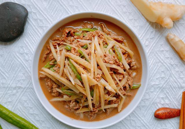 “夏吃姜，胜良方”，夏天要懂得吃生姜，简单一炒，下酒又下饭