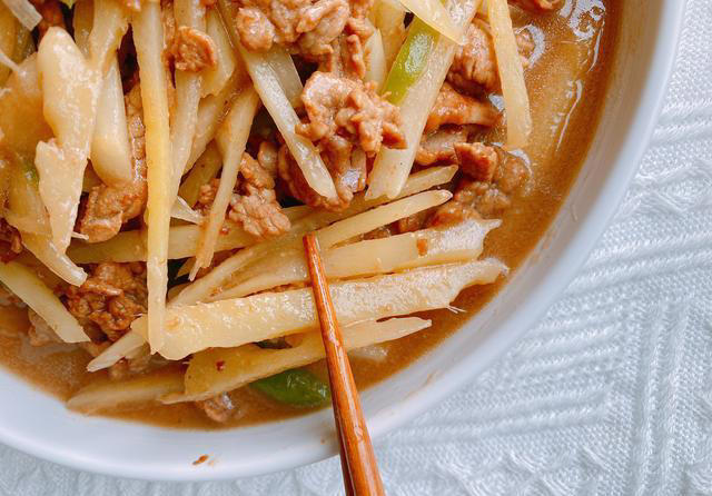 “夏吃姜，胜良方”，夏天要懂得吃生姜，简单一炒，下酒又下饭