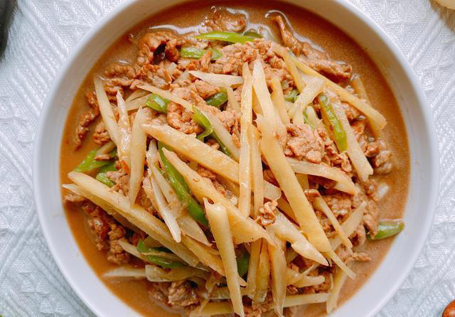“夏吃姜，胜良方”，夏天要懂得吃生姜，简单一炒，下酒又下饭