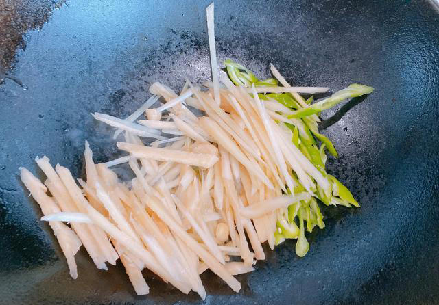 “夏吃姜，胜良方”，夏天要懂得吃生姜，简单一炒，下酒又下饭