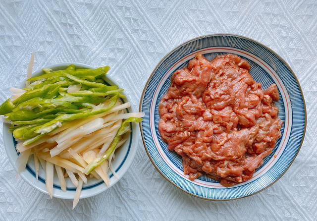 “夏吃姜，胜良方”，夏天要懂得吃生姜，简单一炒，下酒又下饭