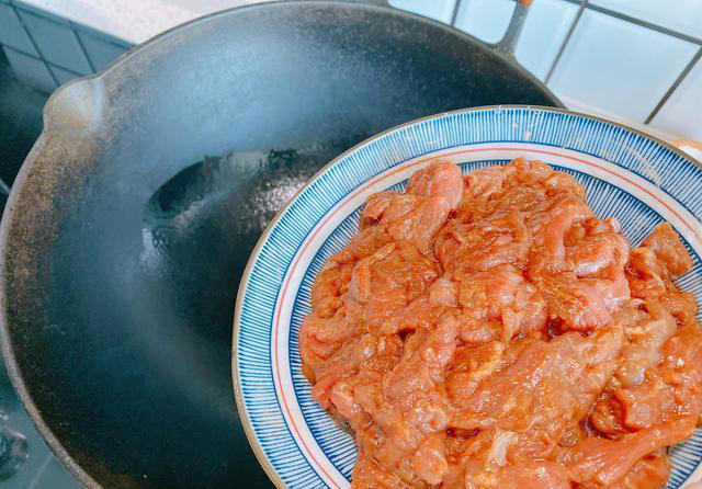 “夏吃姜，胜良方”，夏天要懂得吃生姜，简单一炒，下酒又下饭