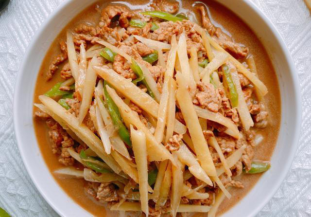 “夏吃姜，胜良方”，夏天要懂得吃生姜，简单一炒，下酒又下饭