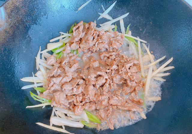 “夏吃姜，胜良方”，夏天要懂得吃生姜，简单一炒，下酒又下饭