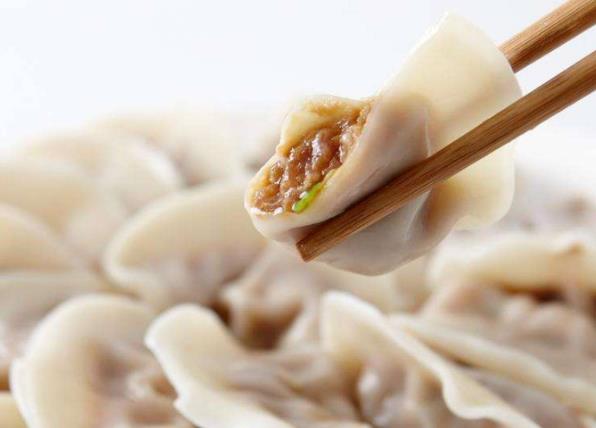 饺子冻成一坨怎么办 稍微解冻再掰开下盐水煮