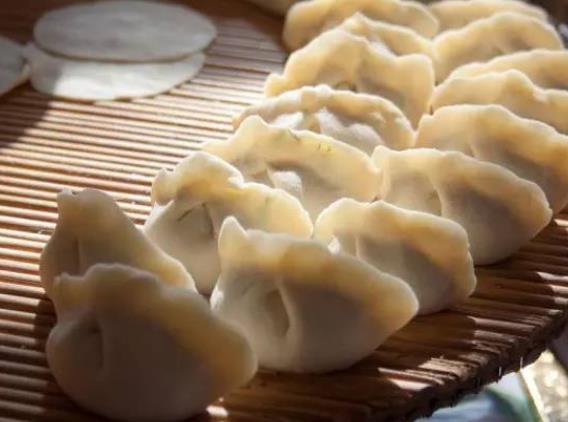 饺子冷水煮还是热水煮 冷水使里外受热不均口感不好