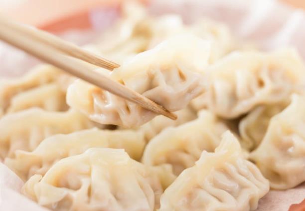 煎冷冻饺子要先煮熟吗 直接煮不易破损粘连等